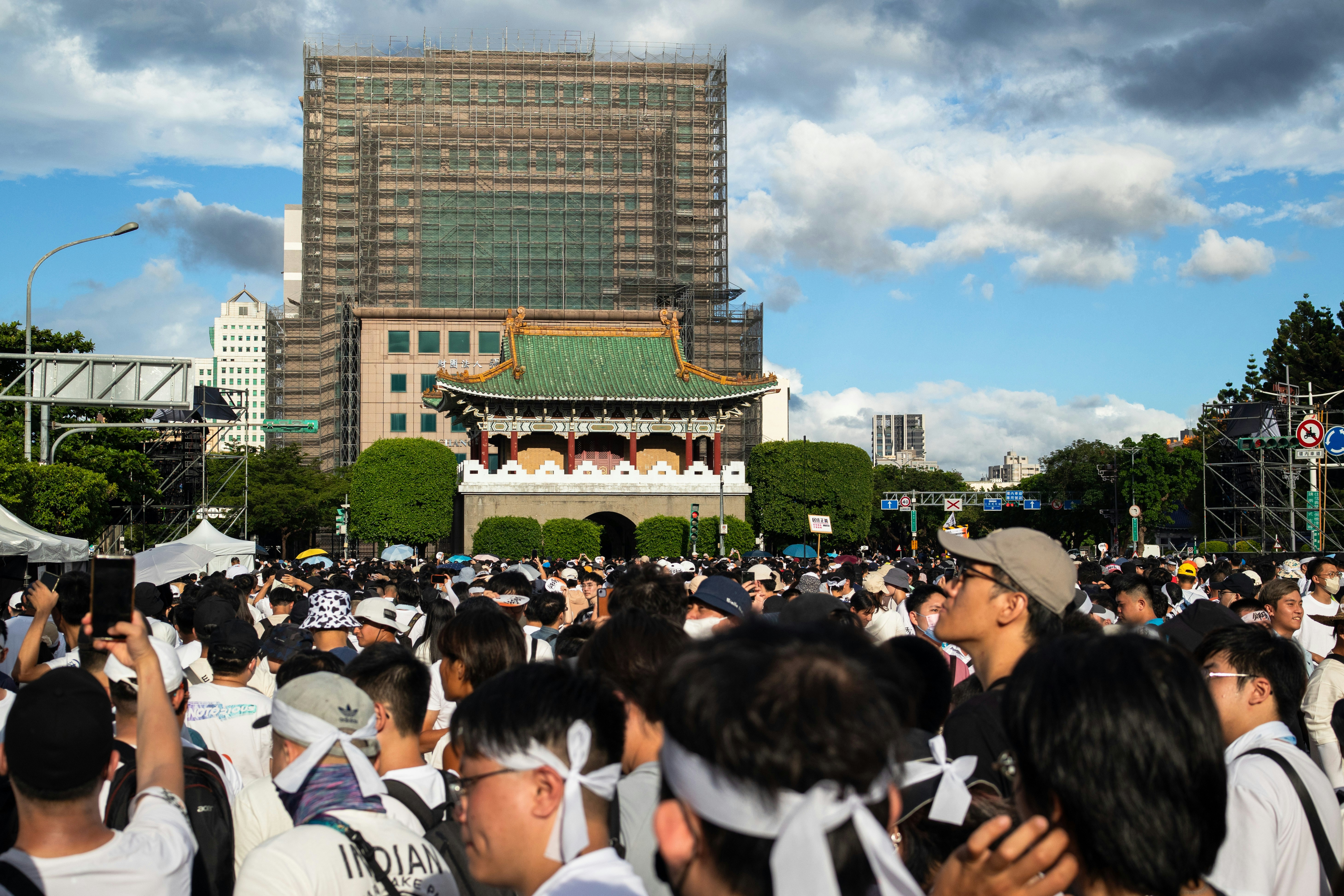 A crowd of people standing in front of a tall building photo – Free ...