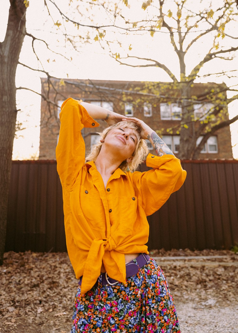 Una donna che indossa una camicia gialla e una gonna colorata foto – Stati  uniti d'america Immagine gratuita su Unsplash