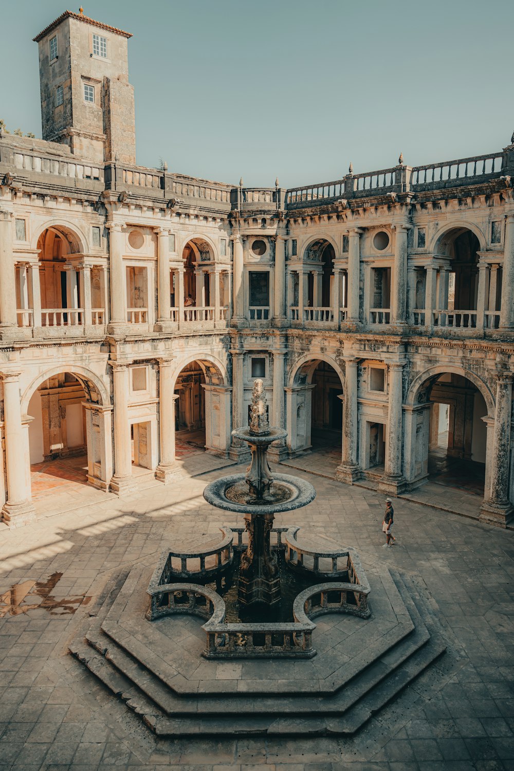 a courtyard with a fountain in the middle of it