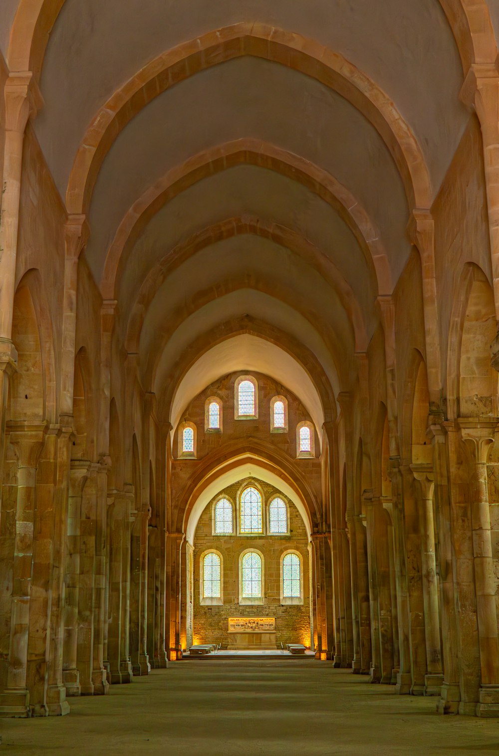 une grande cathédrale avec des colonnes et des arcs en pierre