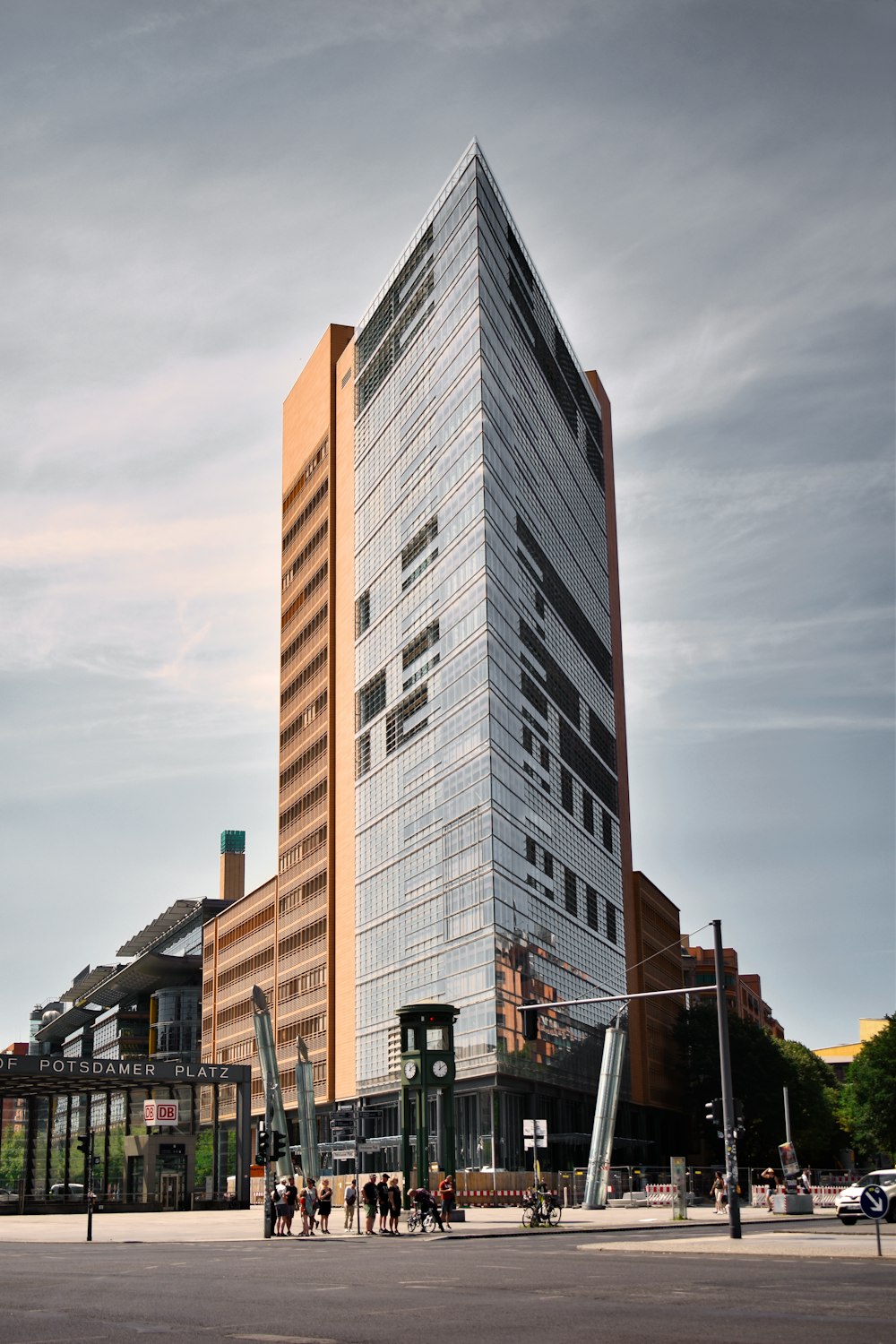 Un edificio alto sentado al lado de una calle