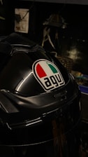 Close-up of a motorcycle helmet with the company logo in Mogi Guaçu.