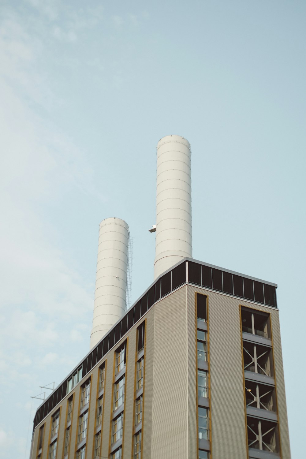 Un edificio alto con due torri in cima