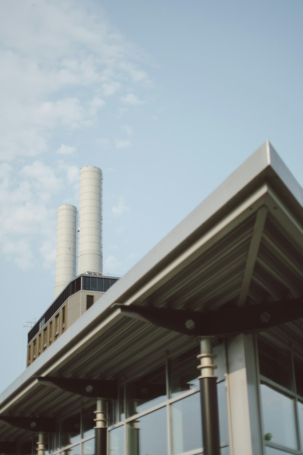 Un edificio con un gran silo blanco en la parte superior