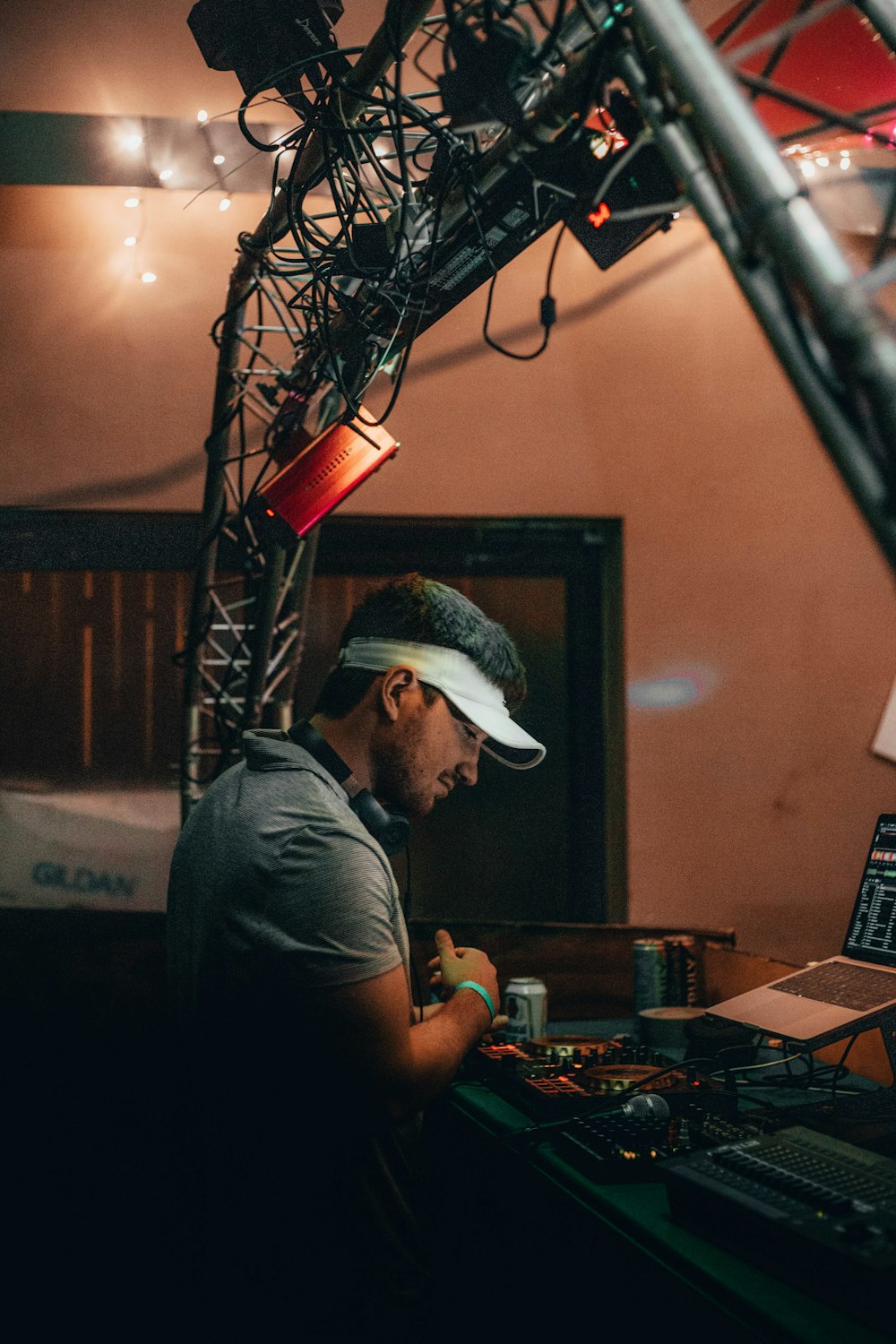 um homem trabalhando em um laptop em um estúdio de gravação