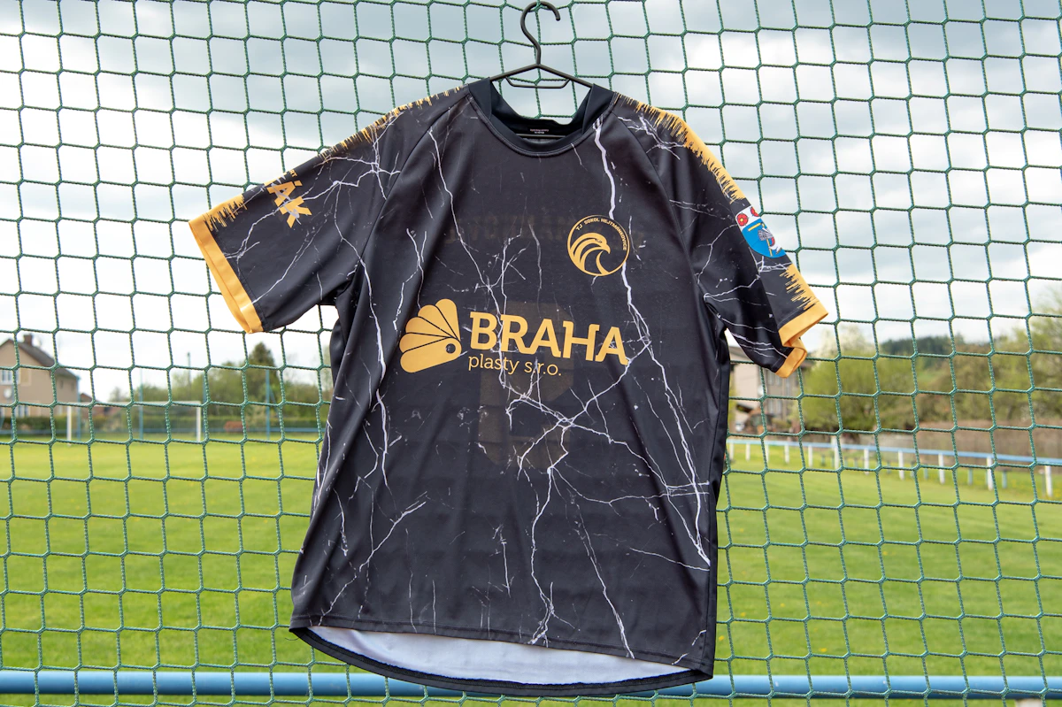 Camiseta oscura colgada