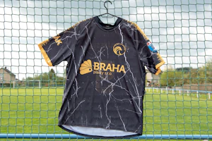 Camiseta oscura colgada