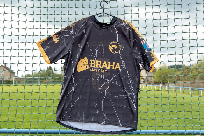 Camiseta oscura colgada