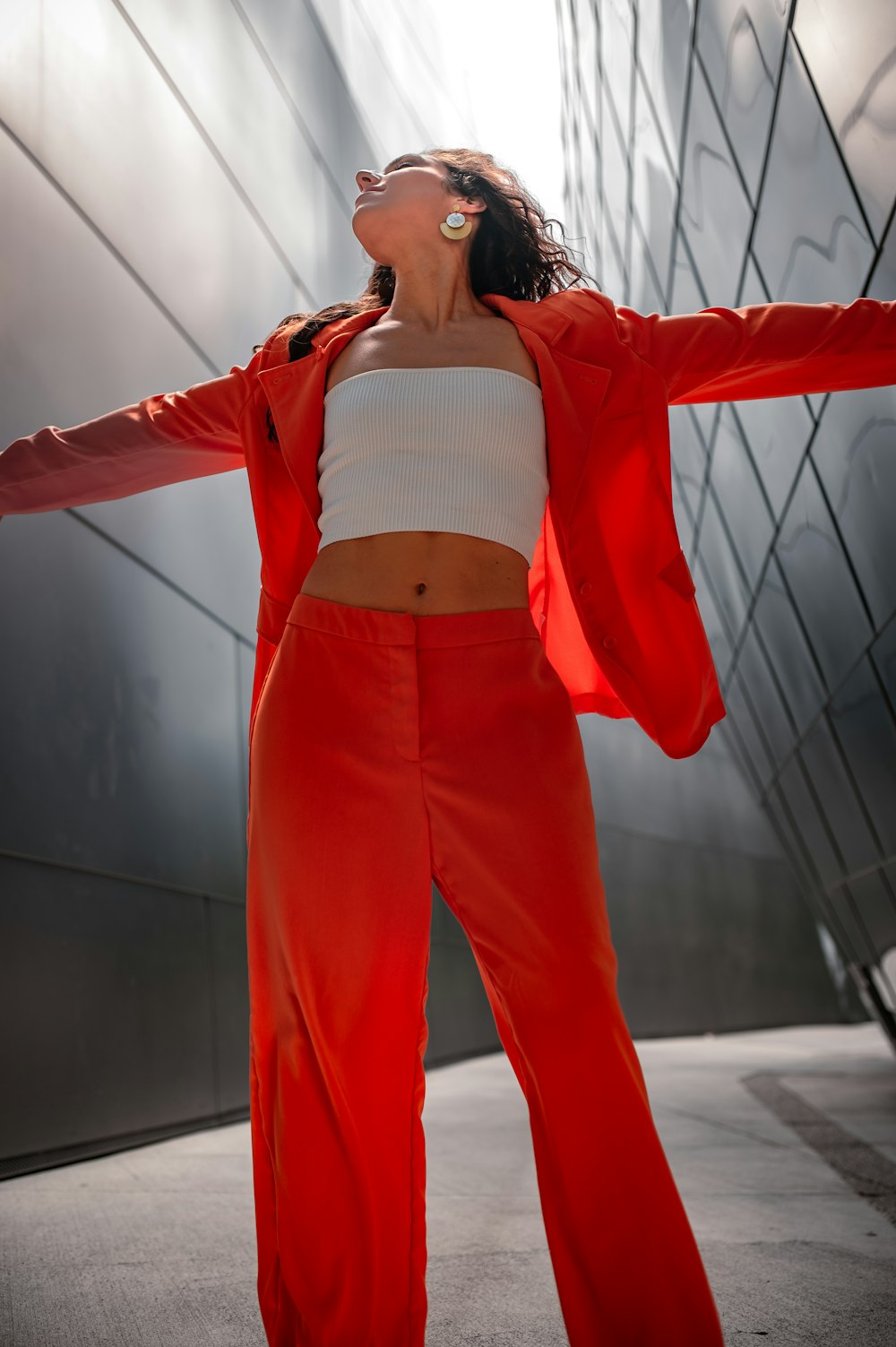 Une femme en pantalon rouge et haut blanc photo – Photo Mode de rue  Gratuite sur Unsplash