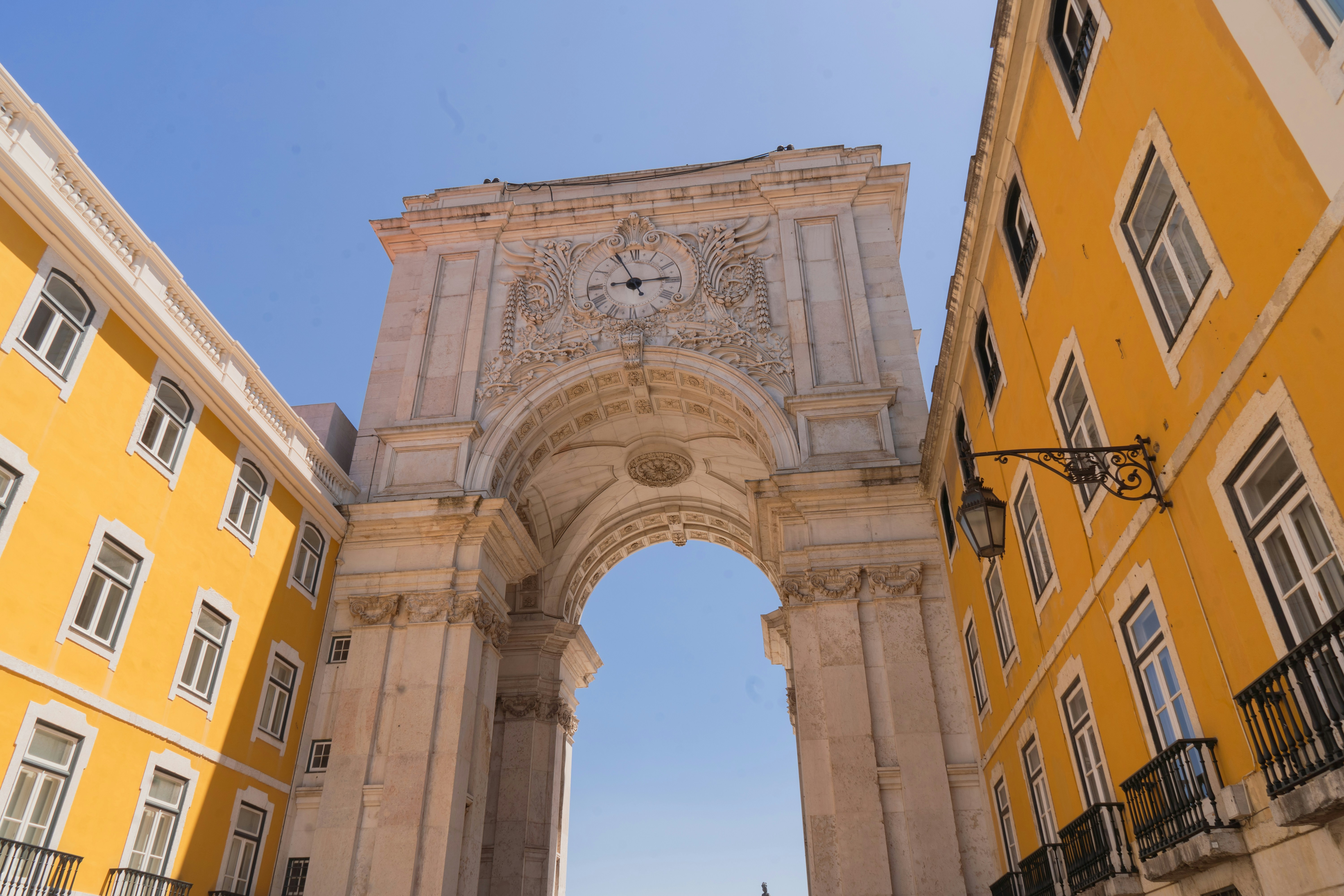 um grande arco no meio de um edifício