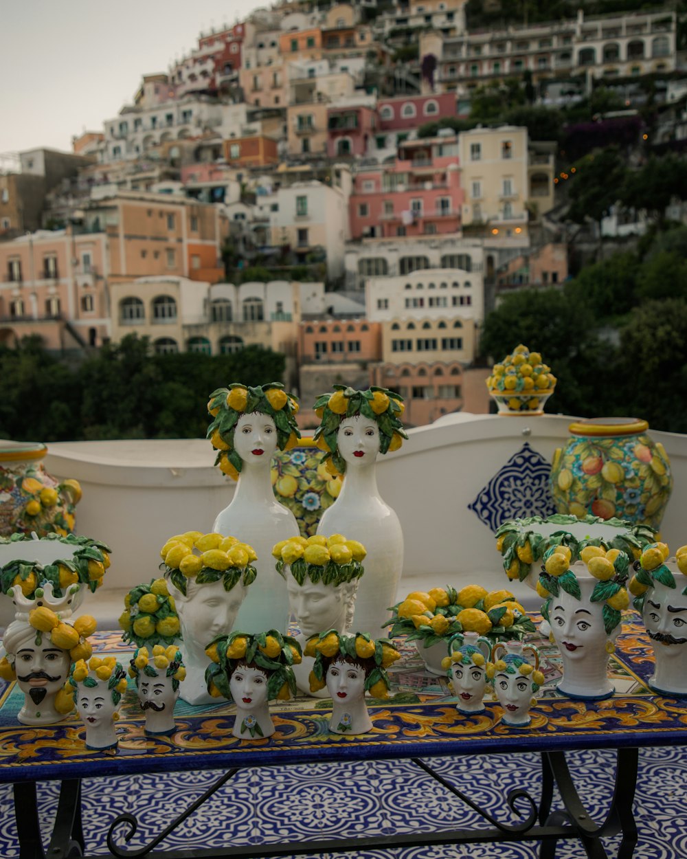 una mesa cubierta con jarrones llenos de flores amarillas