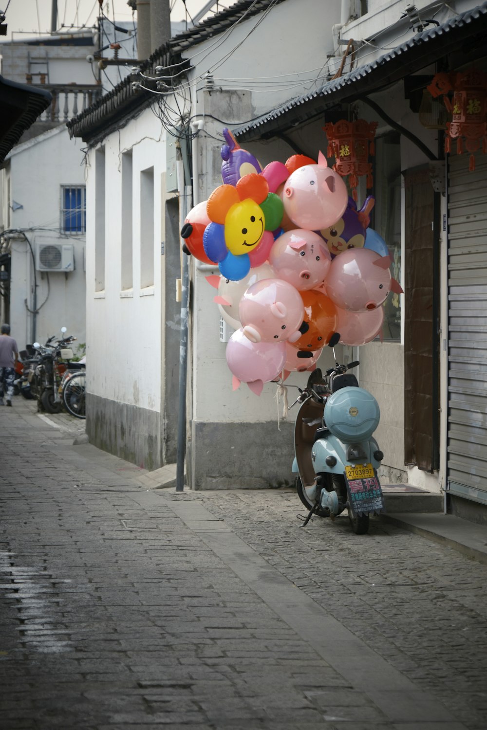 un tas de ballons qui sont sur le côté d’un bâtiment