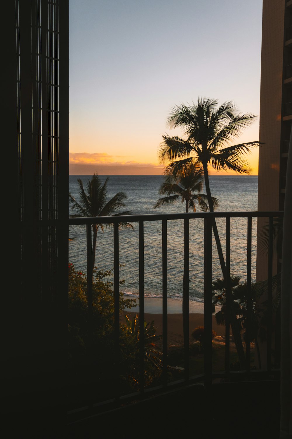 Blick auf das Meer von einem Balkon bei Sonnenuntergang