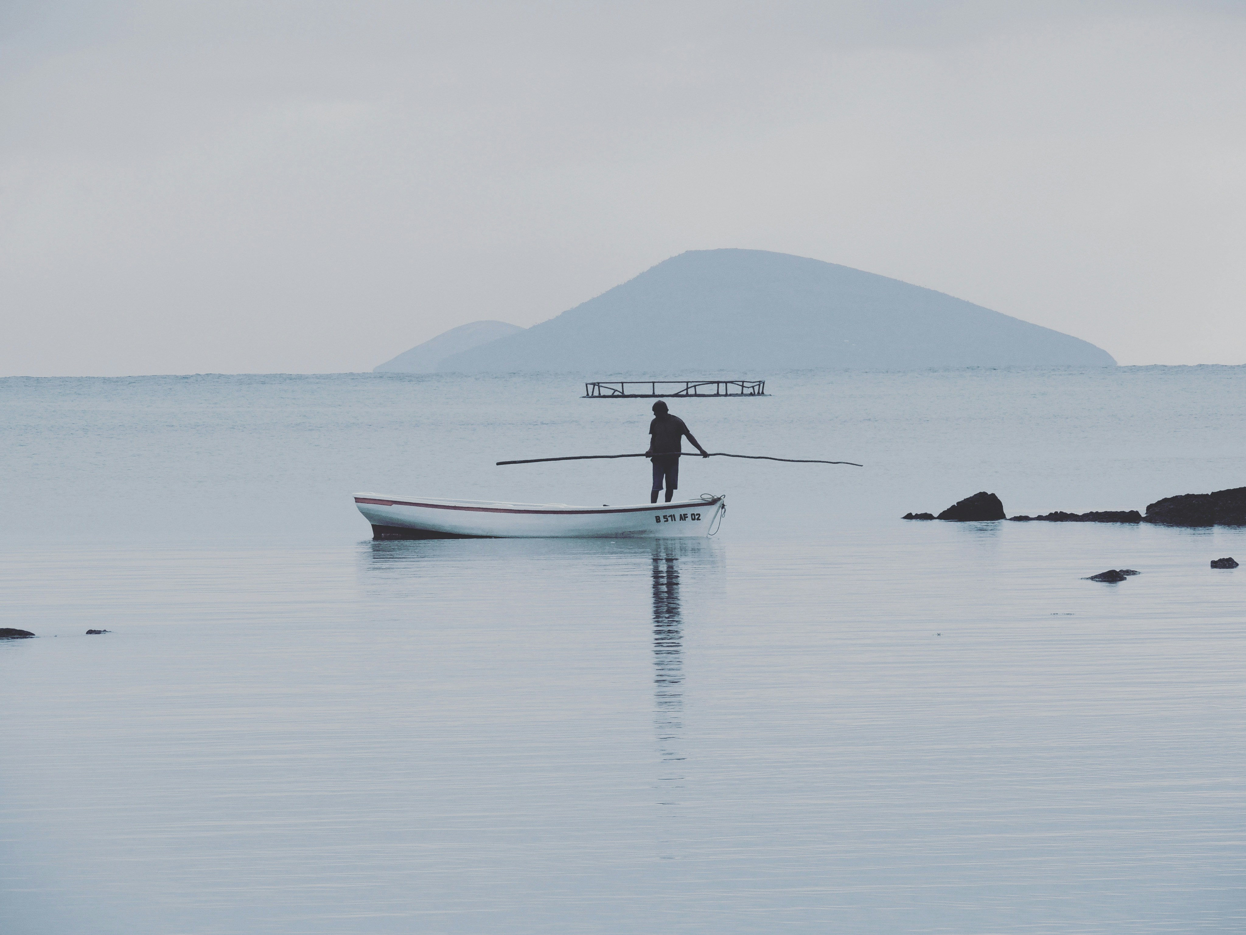 una persona in piedi su una barca nell'acqua