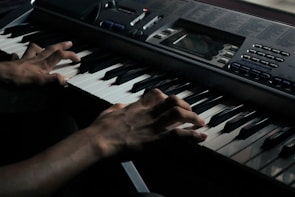 Close-up of RetroKeys Live’s hands skillfully playing classic keyboard melodies during a lively restaurant event.