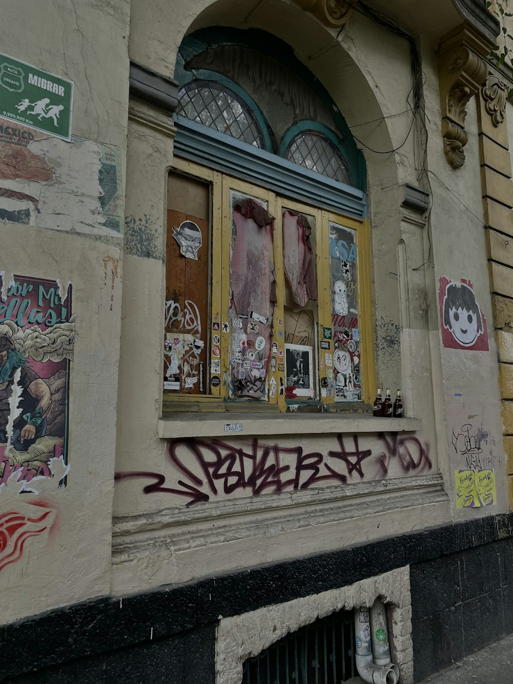 un edificio con un mucchio di graffiti su di esso