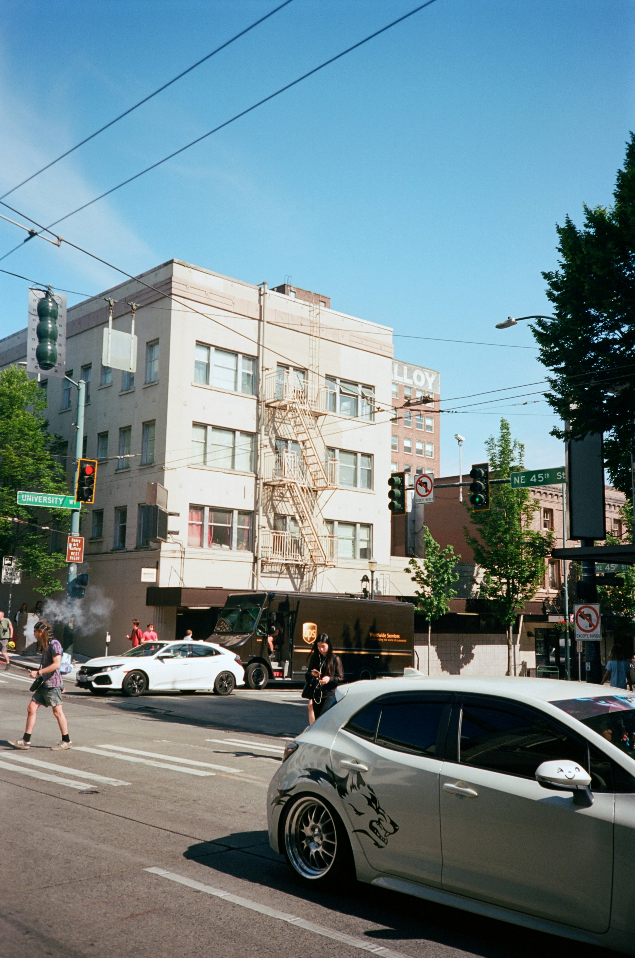 ein Auto, das auf der Straße steht
