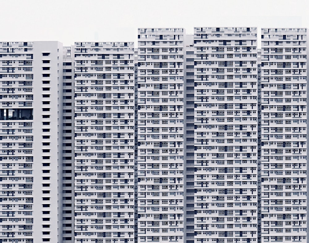 Un edificio muy alto con muchas ventanas