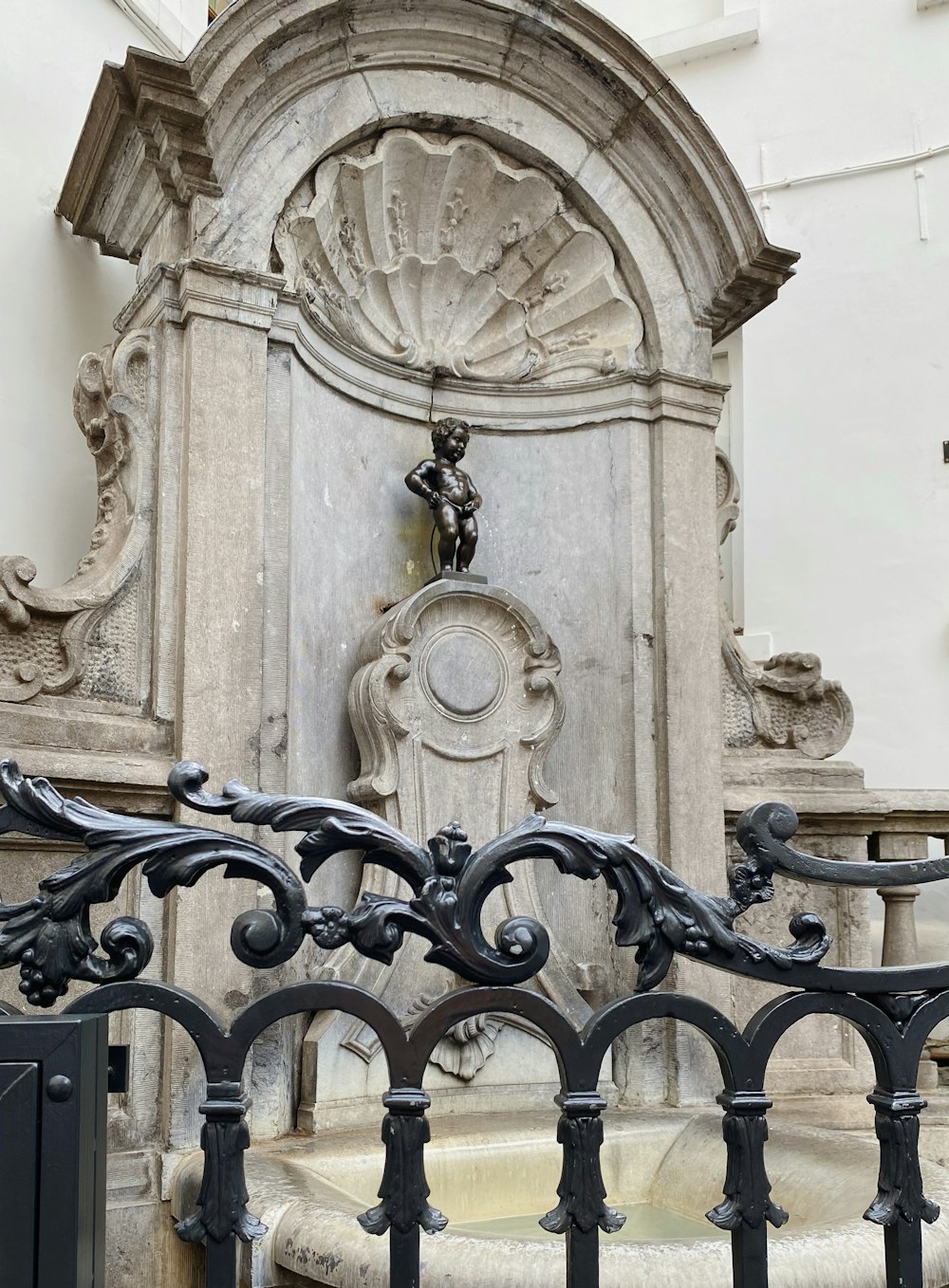 ein Brunnen mit einer Statue darauf