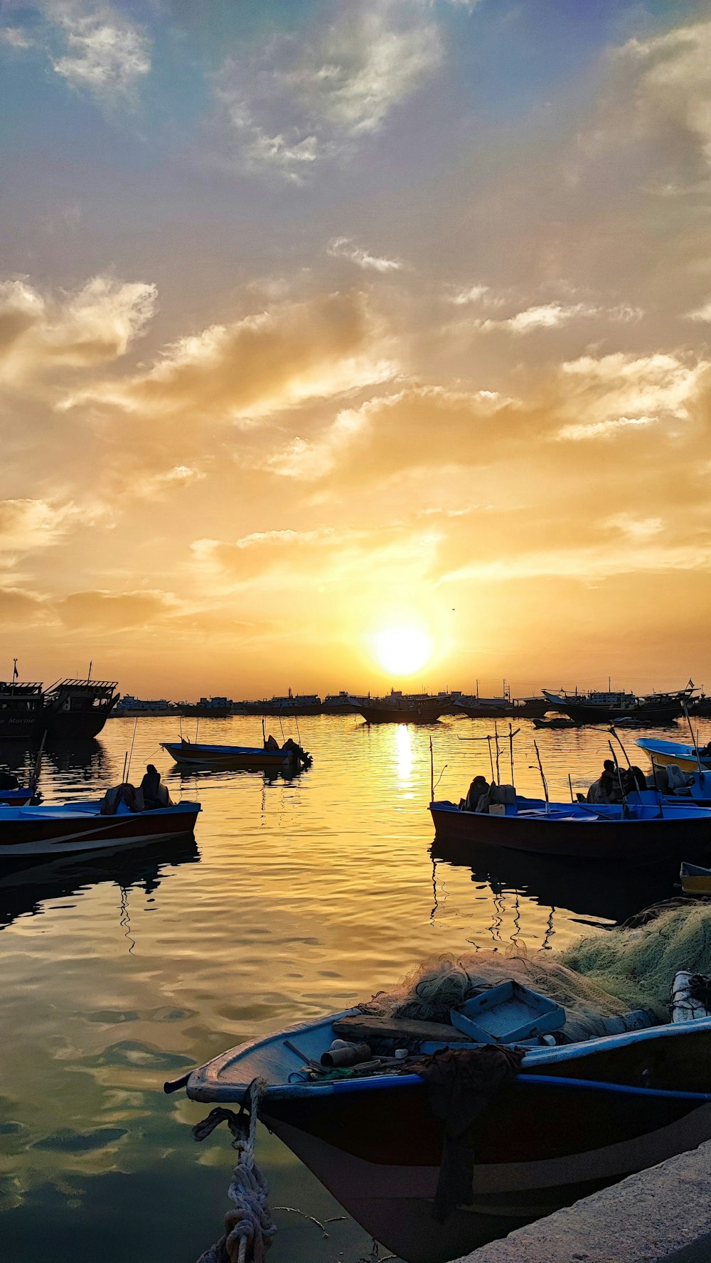 um grupo de barcos flutuando em cima de um corpo de água