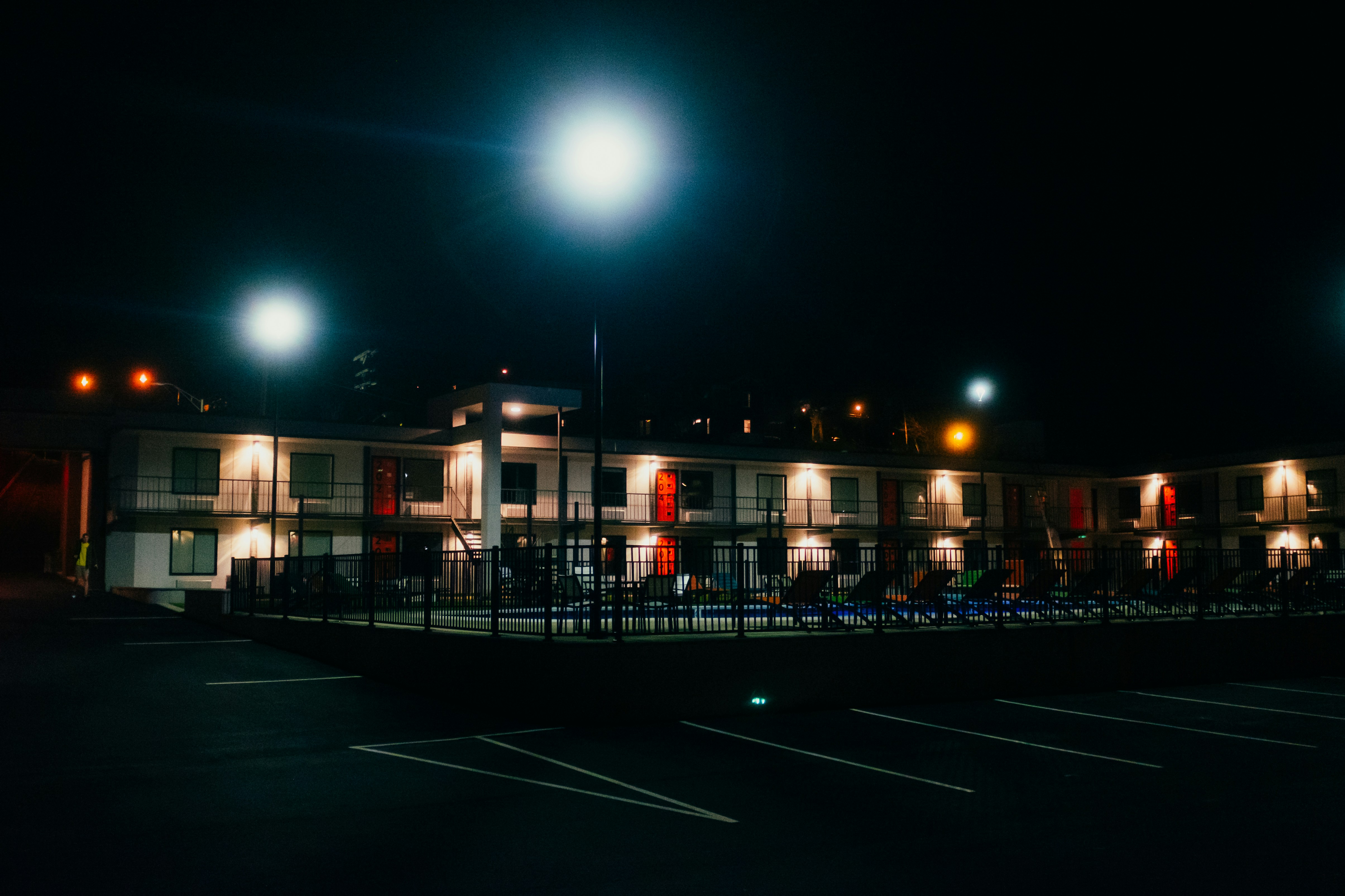 Ejecución de un tiro de esquina en un estadio de noche