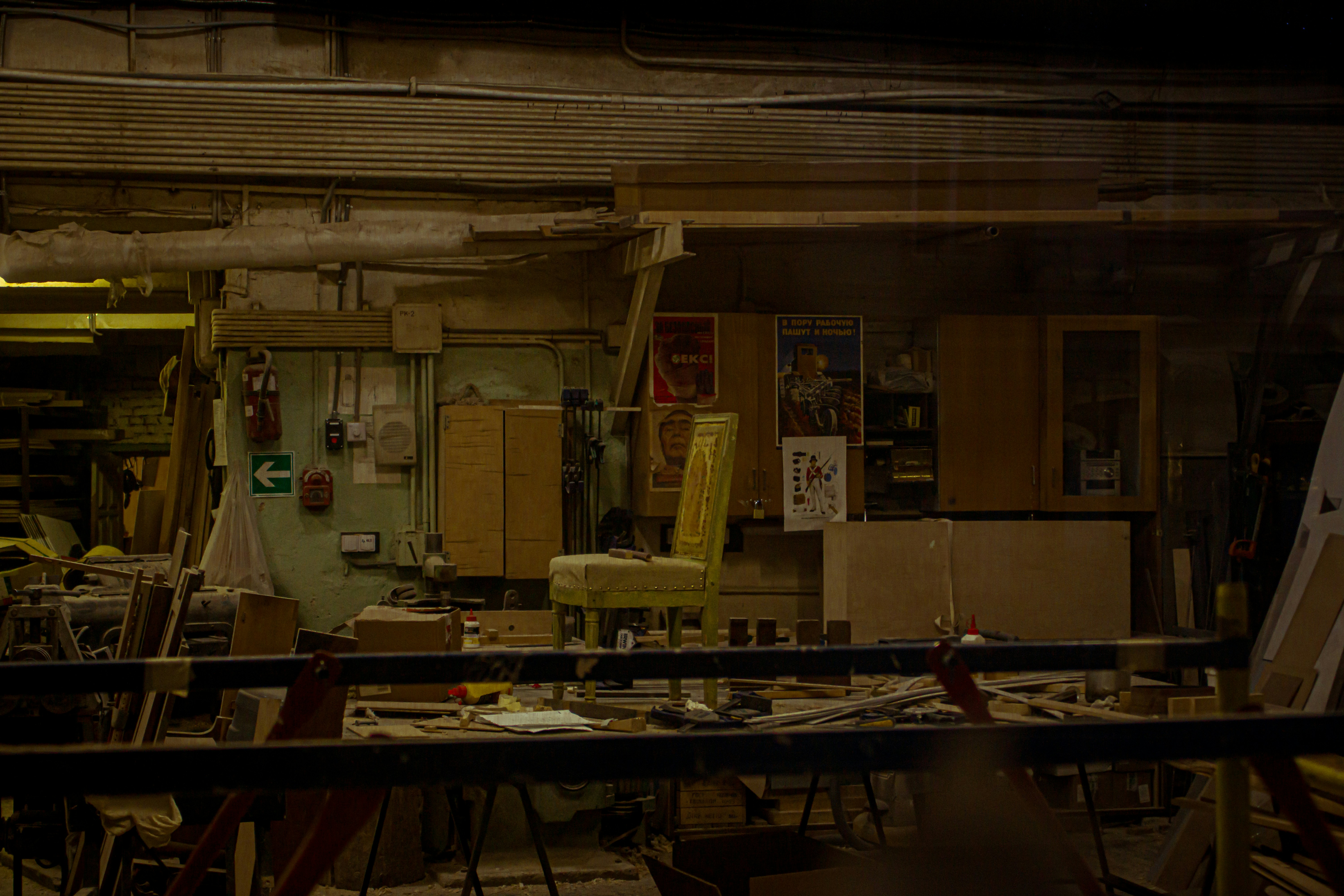 Una stanza piena di un sacco di disordine e mobili