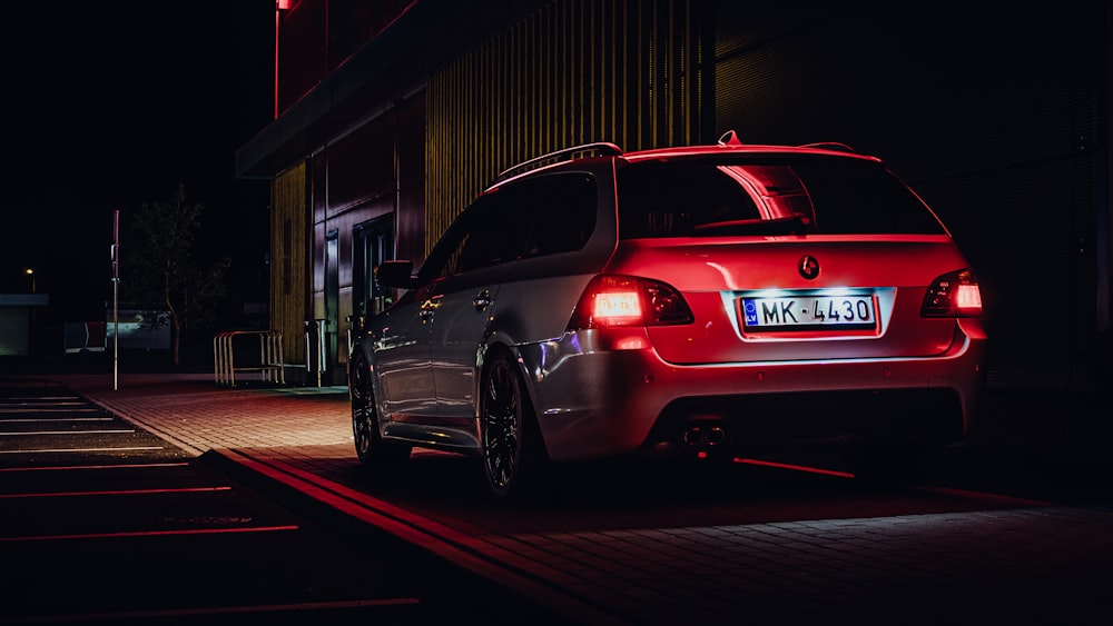 un'auto parcheggiata in un parcheggio di notte