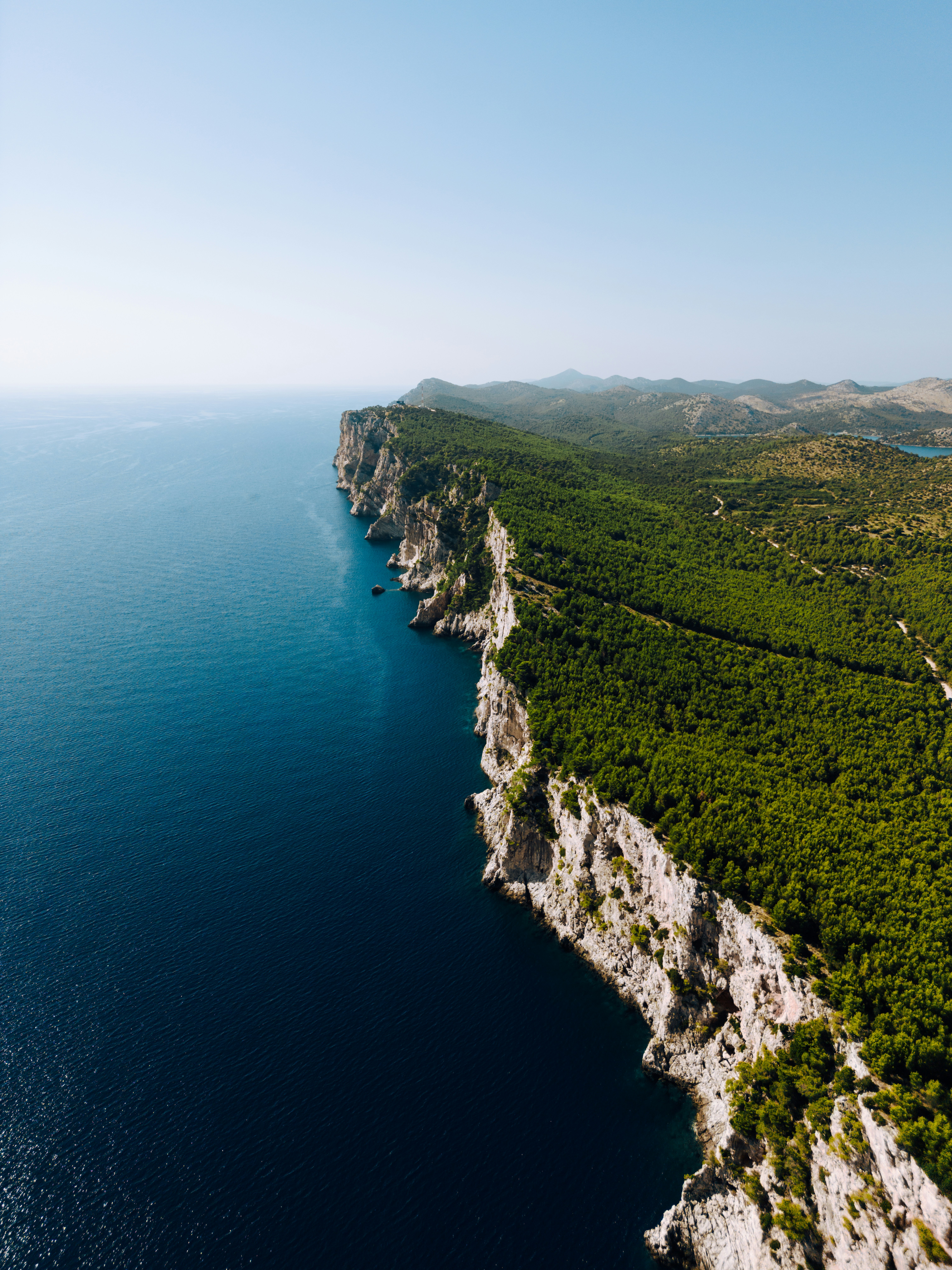 una veduta aerea di un grande specchio d'acqua