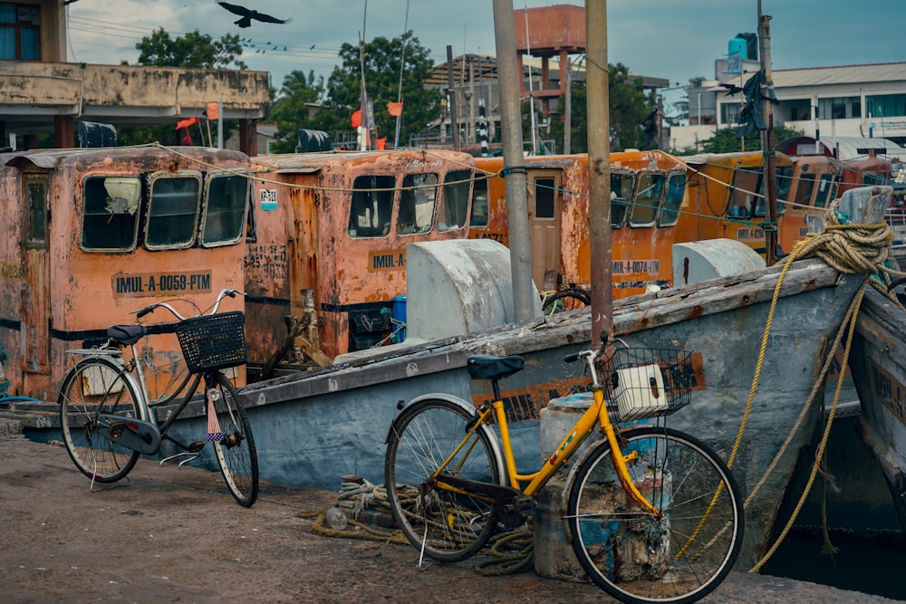 Una bicicleta amarilla estacionada junto a un bote