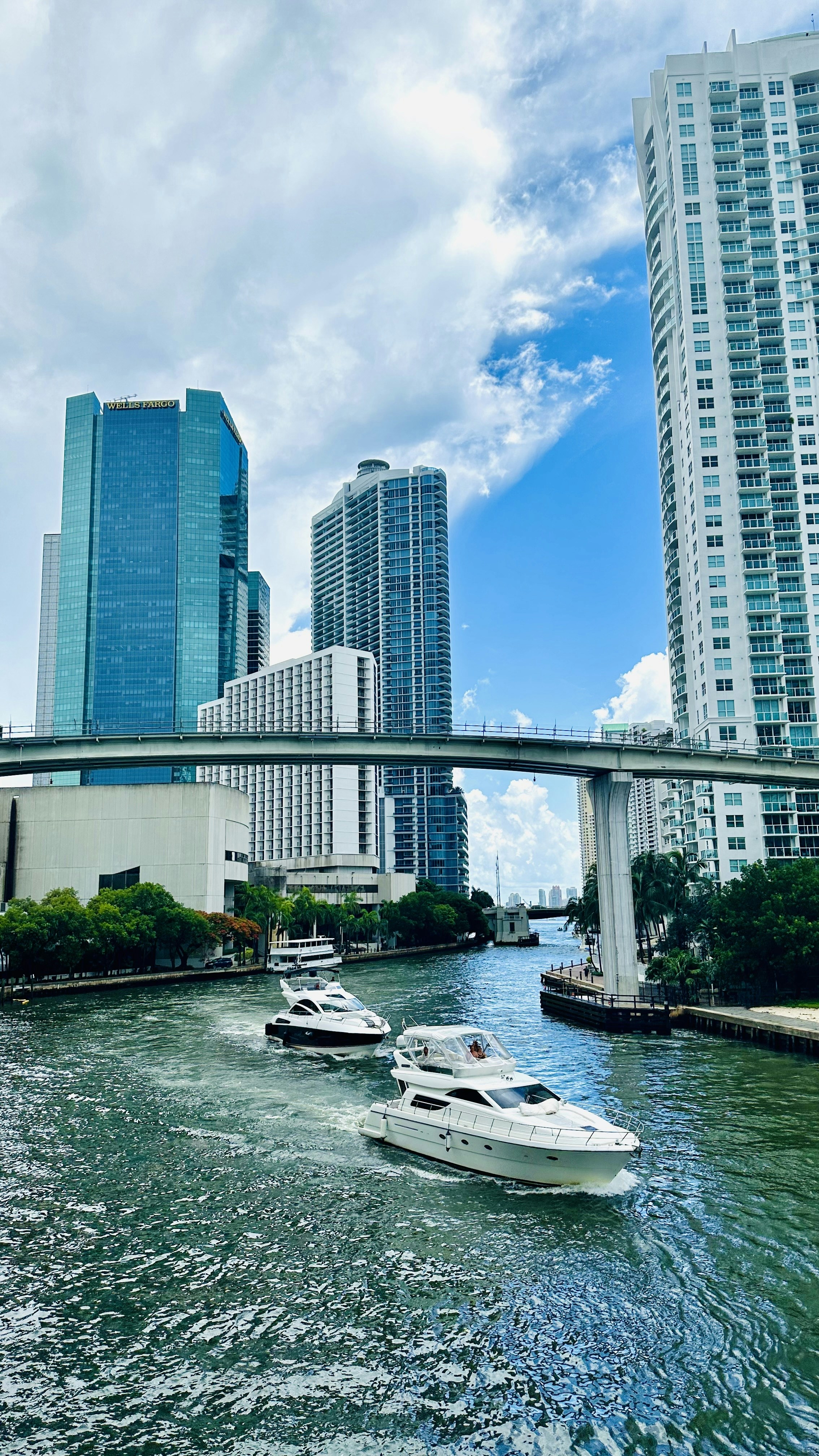 Luksuzna bela jahta pluje po Dubai Marina s pogledom na nebotičnike in sončno palubno