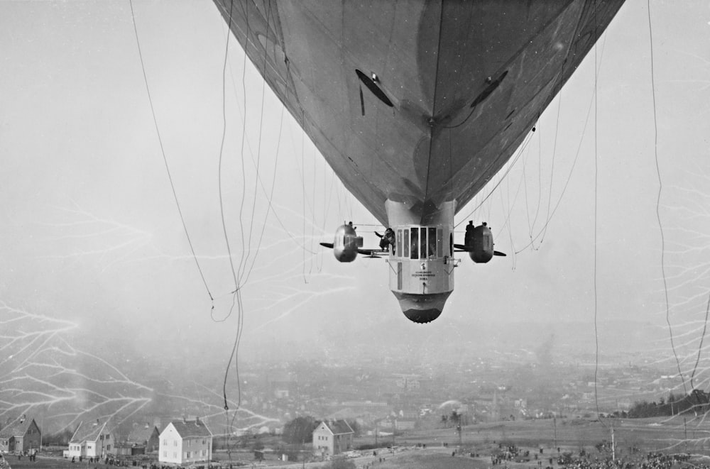 Una foto en blanco y negro de un globo aerostático