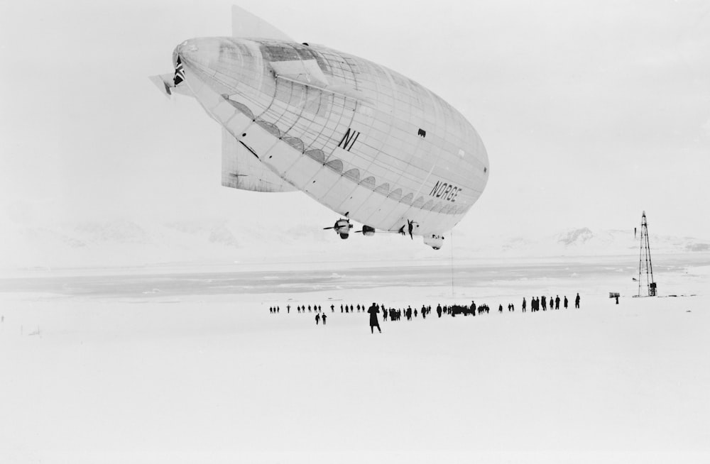 Una gran aeronave volando sobre una playa