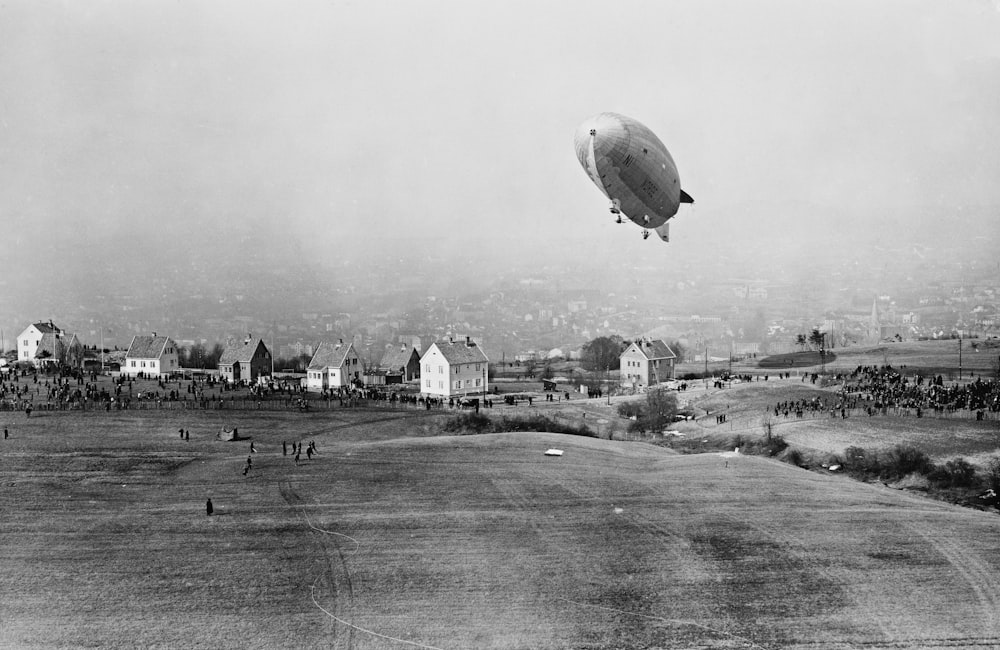 Una foto en blanco y negro de un globo aerostático