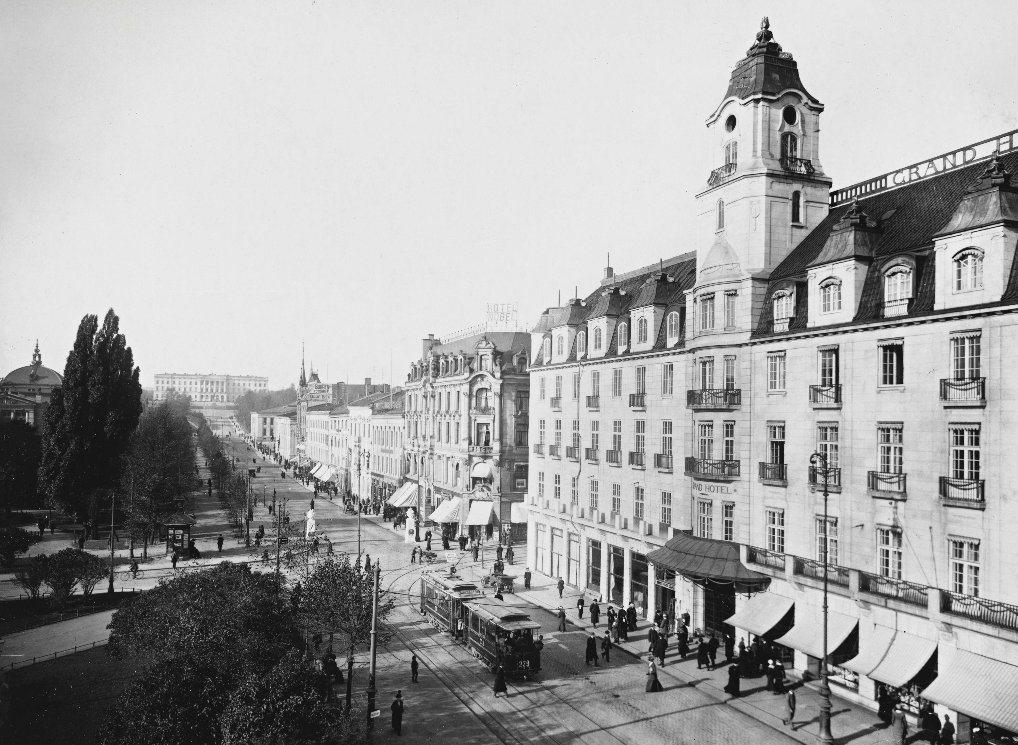 a black and white photo of a city street, Karl Johansgade Kristiania Dato / Date: 10. oktober 1913 Sted / Place: Oslo, Karl Johans gate Fotograf / Photographer: Anders Beer Wilse (1865-1949) Digital kopi av original / Digital copy of original: s/h papirpositiv Bildesignatur / Image Number: blds_07452 https://www.flickr.com/photos/national_library_of_norway/17066012085/in/album-72157629130531188/