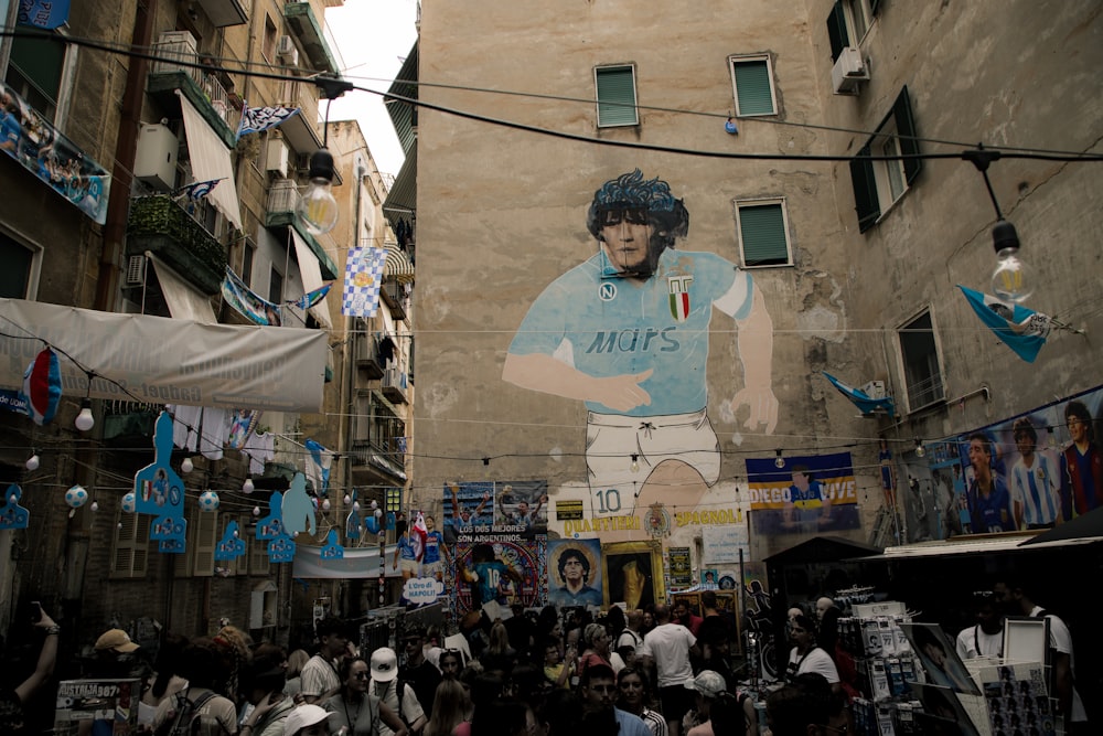 Un gran mural de un hombre con un casco en el costado de un edificio