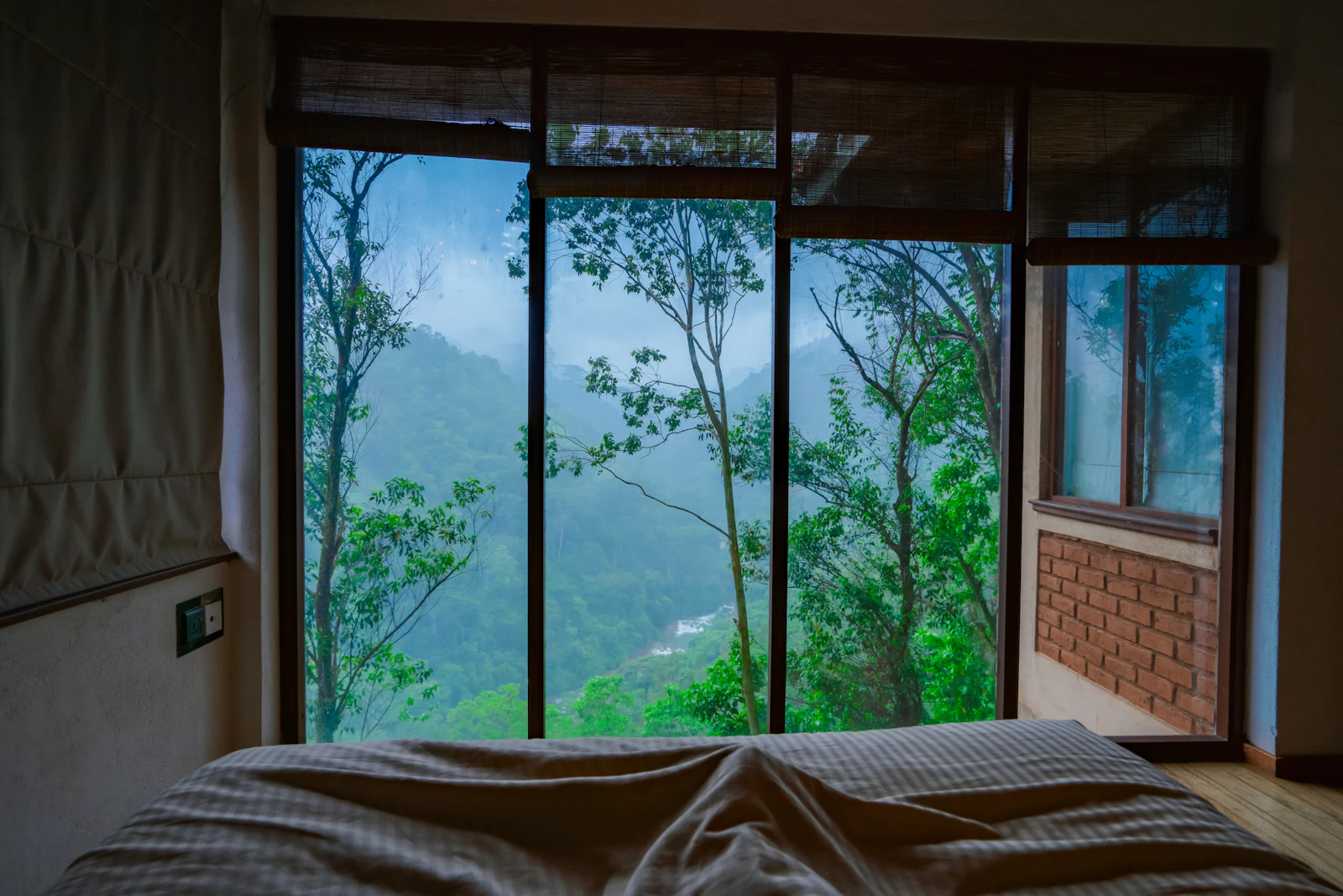 Chambre avec vue sur les montagnes par la fenêtre (photo d'illustration)