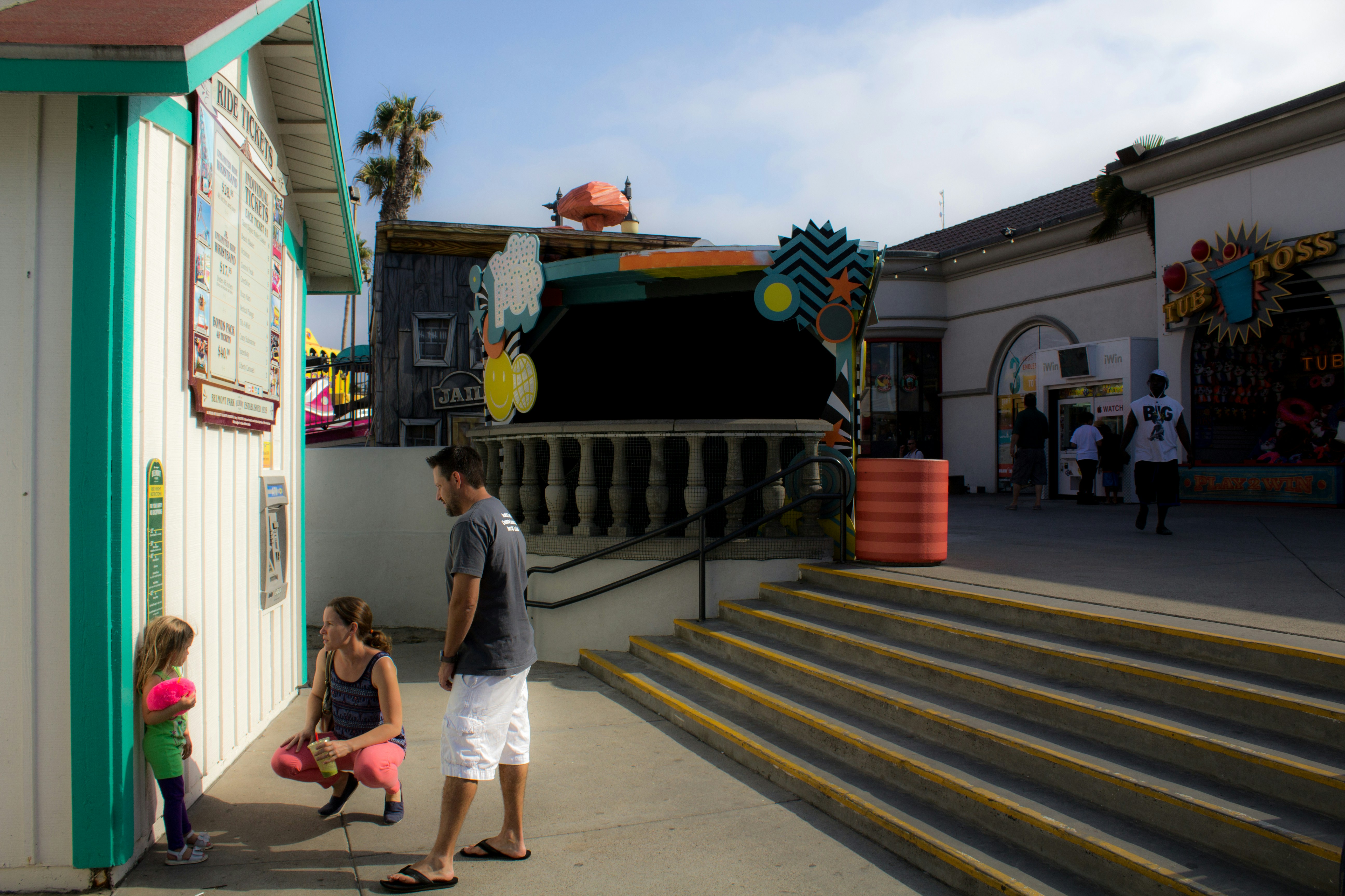 Famille dans une file d'attente colorée d'un parc à thème