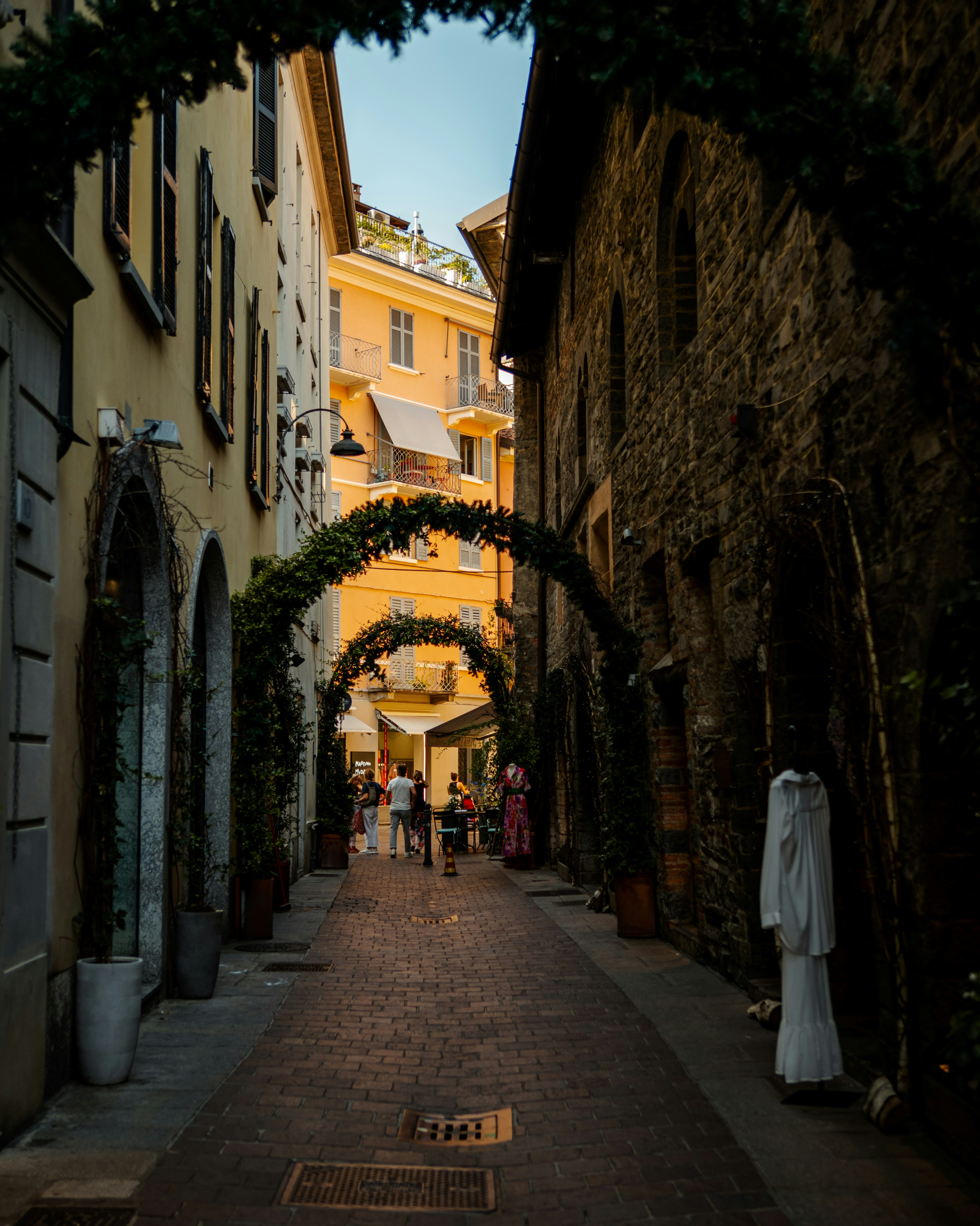 une ruelle étroite avec des gens qui marchent dessus