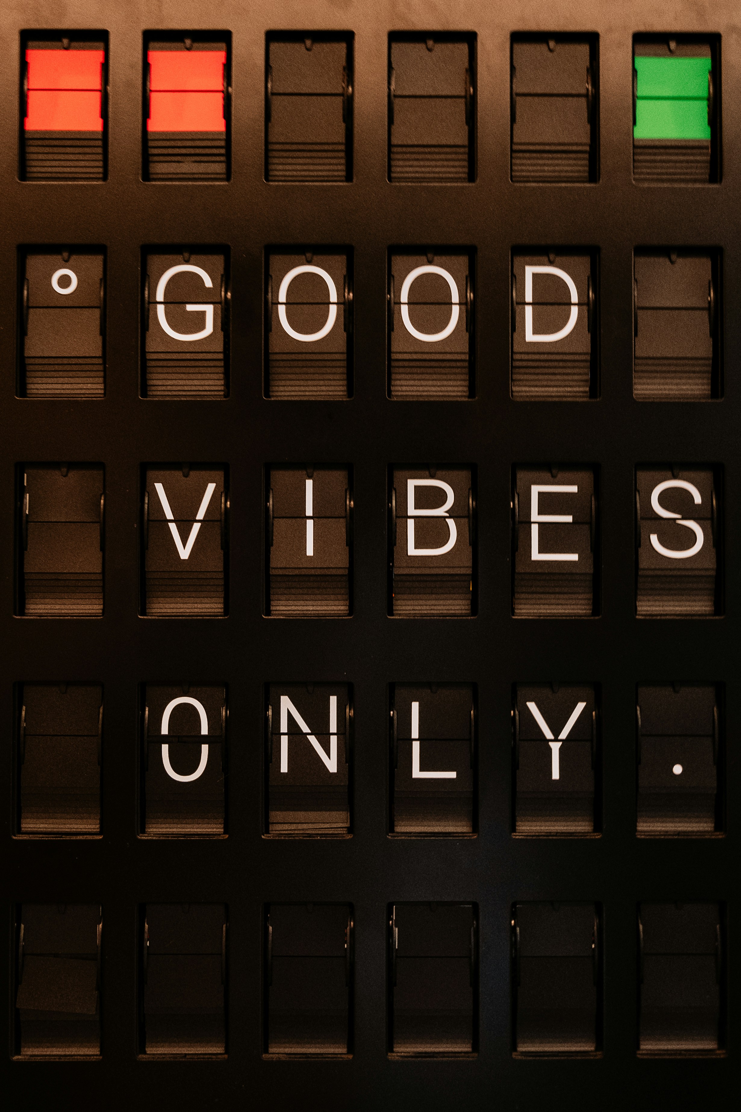 les mots Good Vibes uniquement écrits en caractères blancs sur fond noir