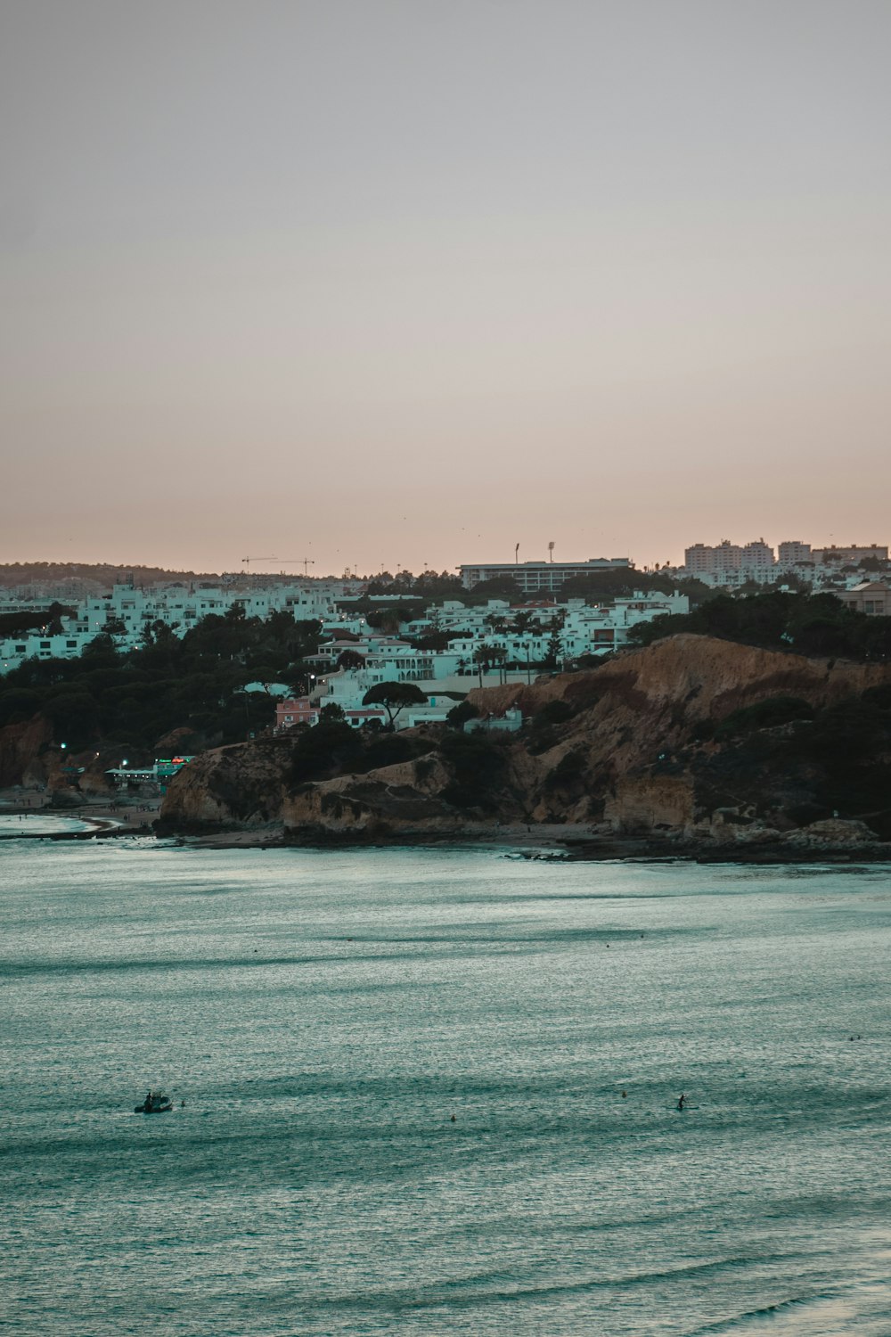 um corpo de água com uma cidade ao fundo