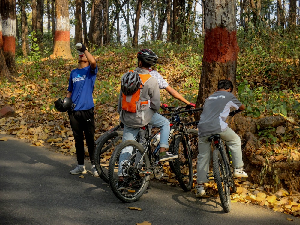 Un grupo de personas montando en bicicleta por una carretera