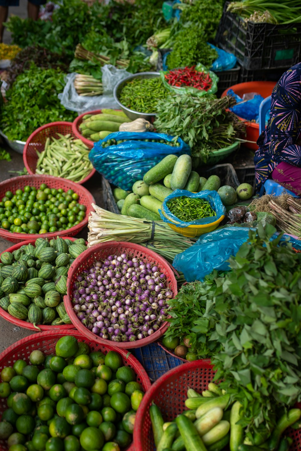 a table filled with lots of different types of vegetables