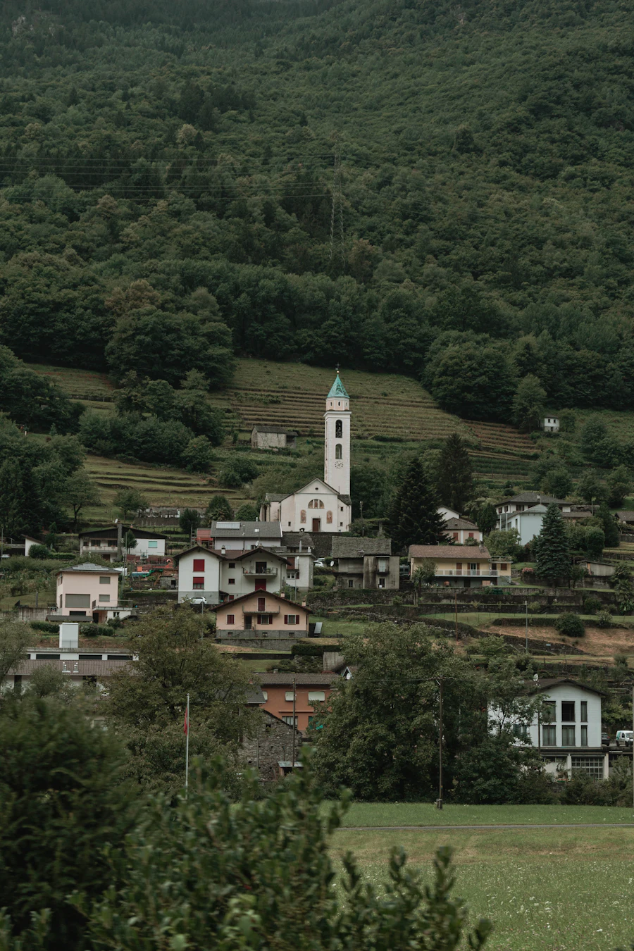 Kleines Dorf mit Kirchturm im Hintergrund