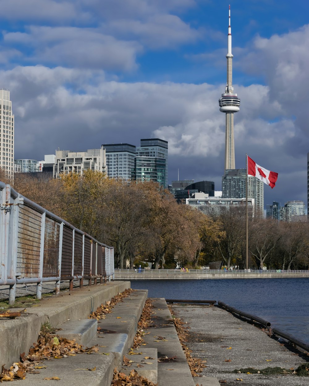 Uma vista de uma cidade com uma bandeira canadense ao fundo