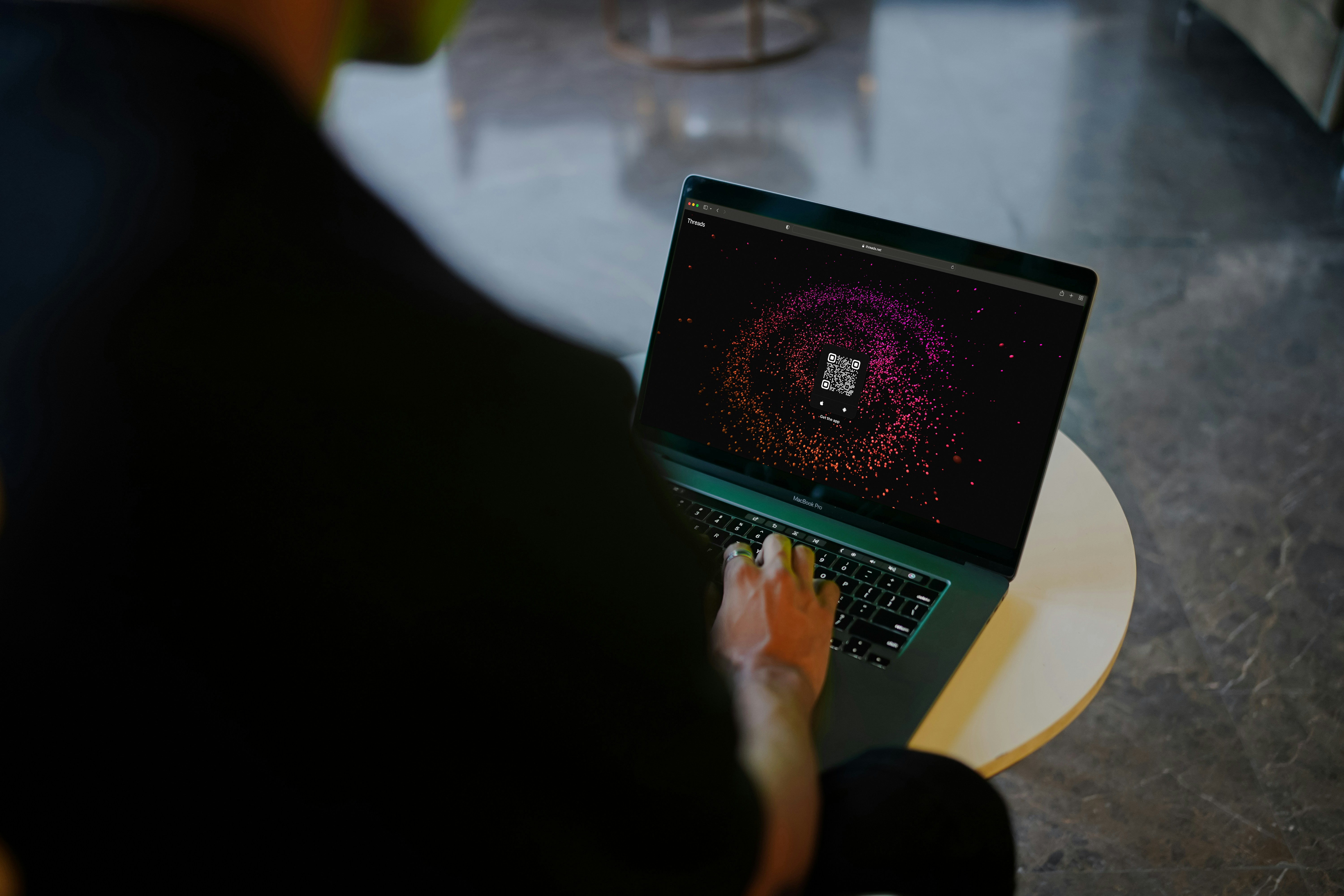 Una persona sentada frente a una computadora portátil