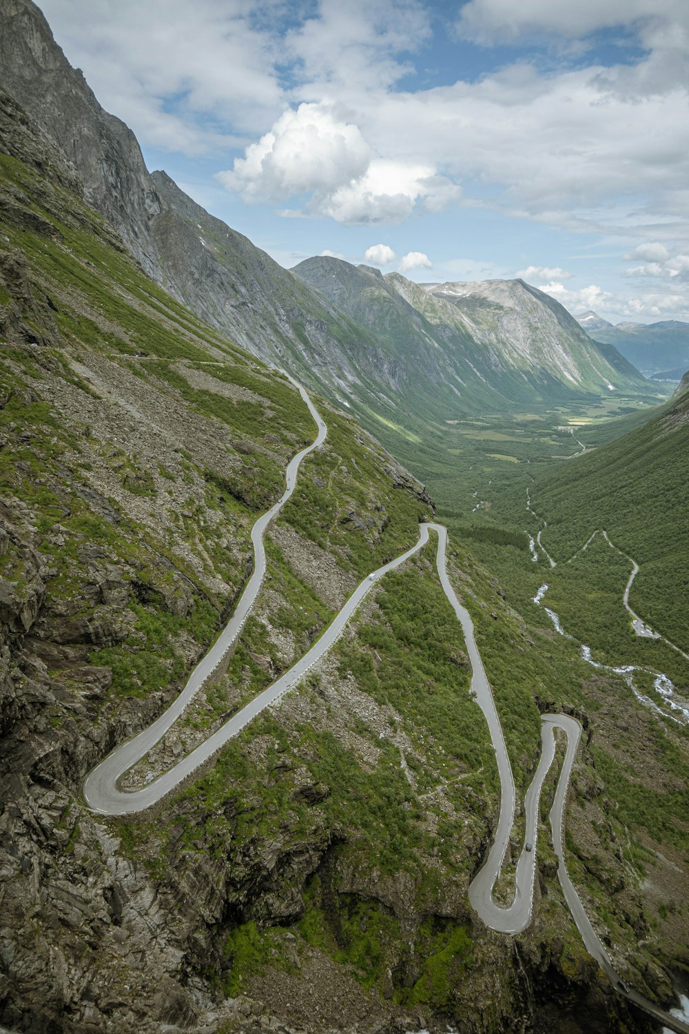 Una vista aerea di una strada tortuosa in montagna