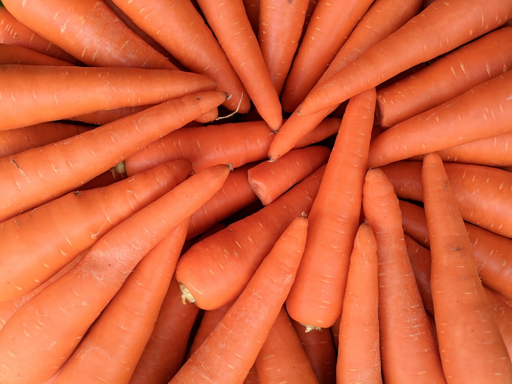 a bunch of carrots are arranged in a circle