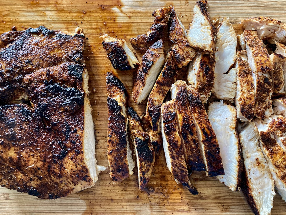 ein hölzernes Schneidebrett mit geschnittenem Fleisch