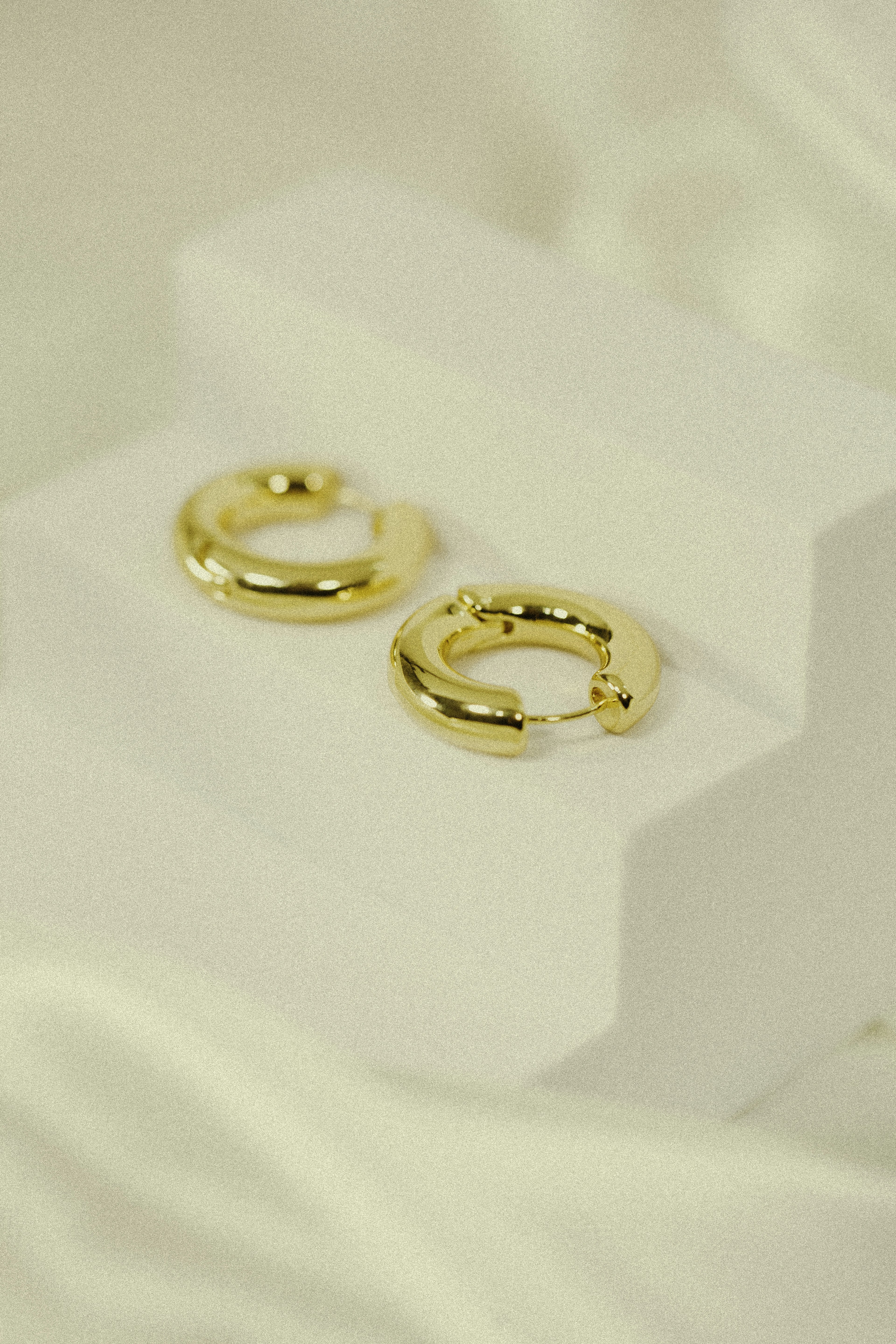 Gold wedding rings close-up, ilustrasi artikel The Enduring Symbol: A Journey Through the History of the Wedding Ring 5
