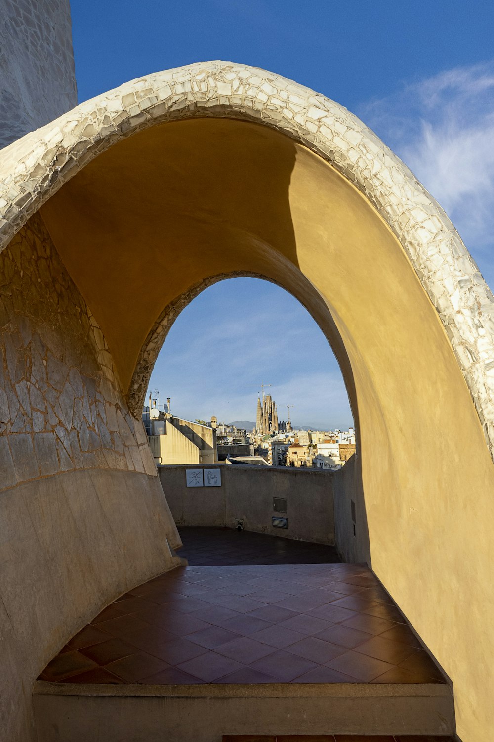 uma vista de uma cidade através de um arco de pedra